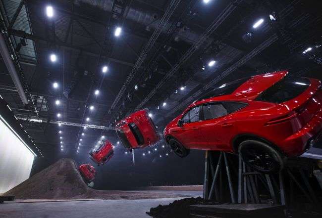Відео: Новий кросовер Jaguar E-PACE виконав «бочку»