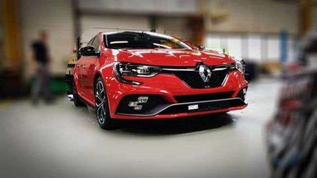 Фотошпигунам вдалося заглянути під капот нового Renault Megane RS