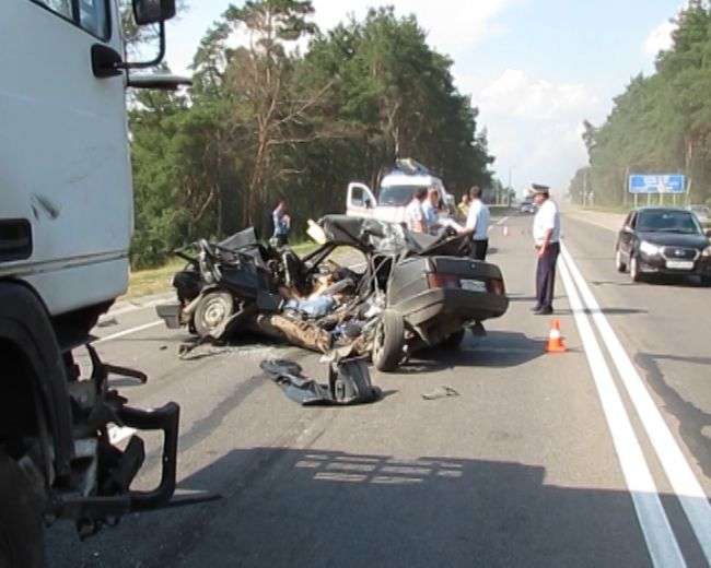 Вантажівка та «ВАЗ зіткнулися під Курськом: загинули 2 людини
