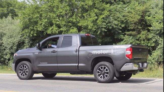Toyota тестує оновлену версію флагманського пікап Tundra