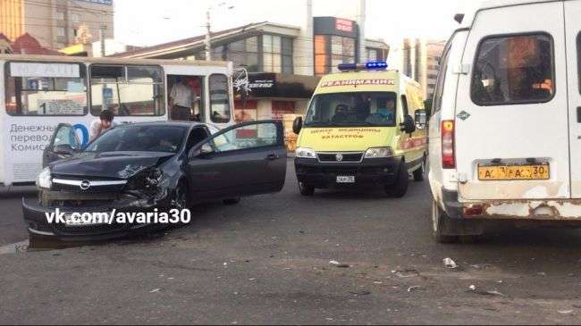 На перехресті в Астрахані сталося зіткнення іномарки та маршрутки
