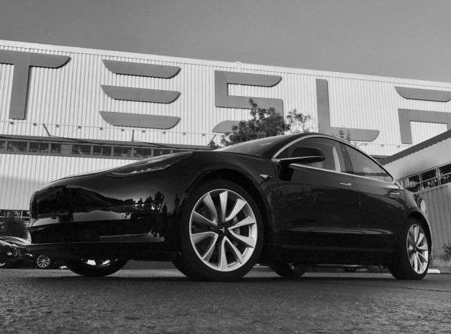 Ілон Маск показав подарований йому перший серійний електрокар Tesla Model 3