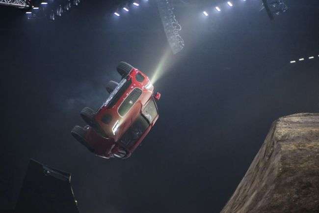 Відео: Новий кросовер Jaguar E-PACE виконав «бочку»