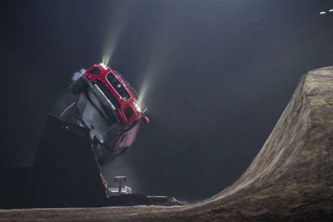 Відео: Новий кросовер Jaguar E-PACE виконав «бочку»