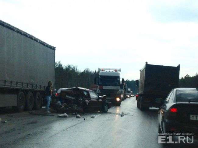На ЕКАД утворилася велика пробка через ДТП іномарки і фури