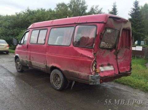 В Омську «КамАЗ» зі щебенем на повному ходу врізався в маршрутку: фото