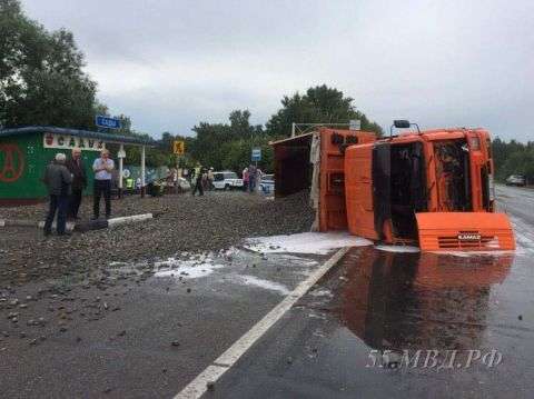 В Омську «КамАЗ» зі щебенем на повному ходу врізався в маршрутку: фото