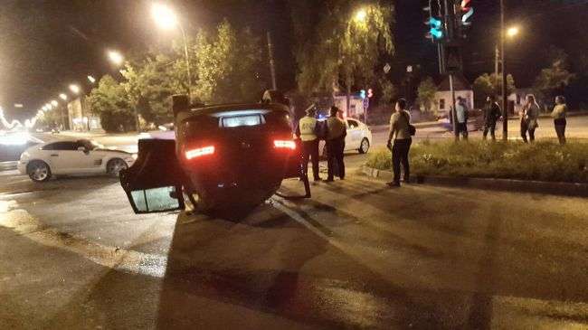 ДТП в Твері: після зіткнення з автомобілем Chrysler перекинувся кросовер