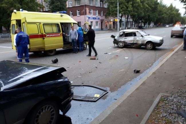 Серйозне ДТП за участю ВАЗ-2109 і Toyota Corolla сталося вранці в Уфі
