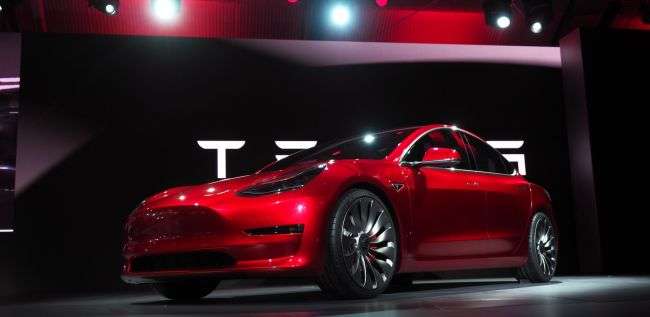 Ілон Маск вручив перші ключі від Tesla Model 3