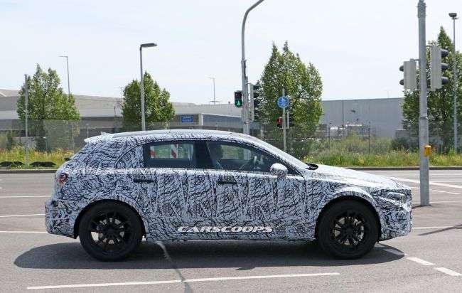 Новий Mercedes-Benz GLA «засвітився» на шпигунських фото