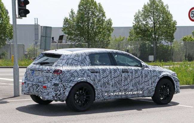 Новий Mercedes-Benz GLA «засвітився» на шпигунських фото