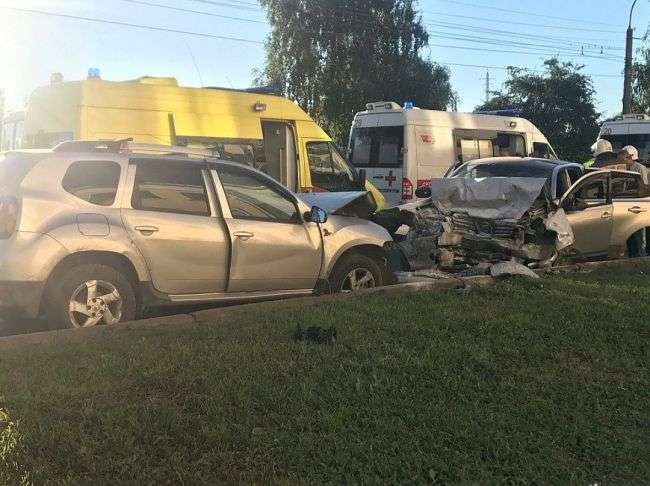 Жахлива ДТП в Уфі: в результаті зіткнення двох кросоверів постраждали діти