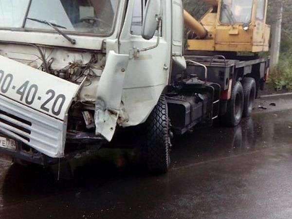 У Мурманську відбулося потужне зіткнення автокрана та легковика