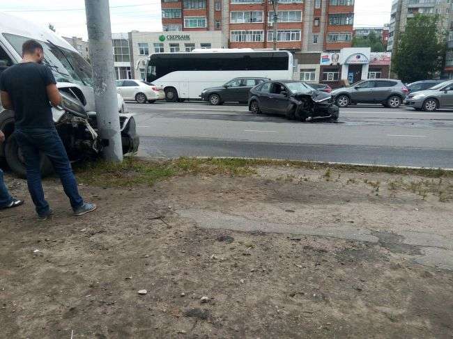 В Іванові маршрутка влетіла в стовп на зупинці «вулиця Вороніна»