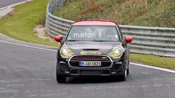 MINI Cooper JCW 2018 проходить тести на Нюрбургринзі