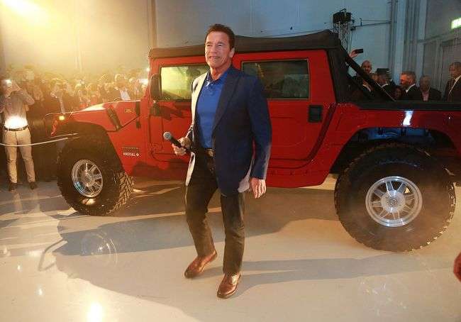 Першим у світі володарем електричного «Hummer H1» став Шварценеггер
