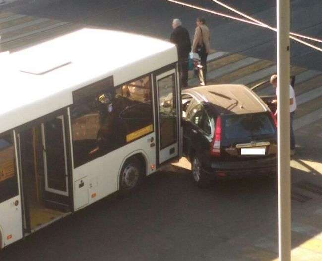 ДТП в Самарі: зіткнулися автобус і автомобіль «Хонда»