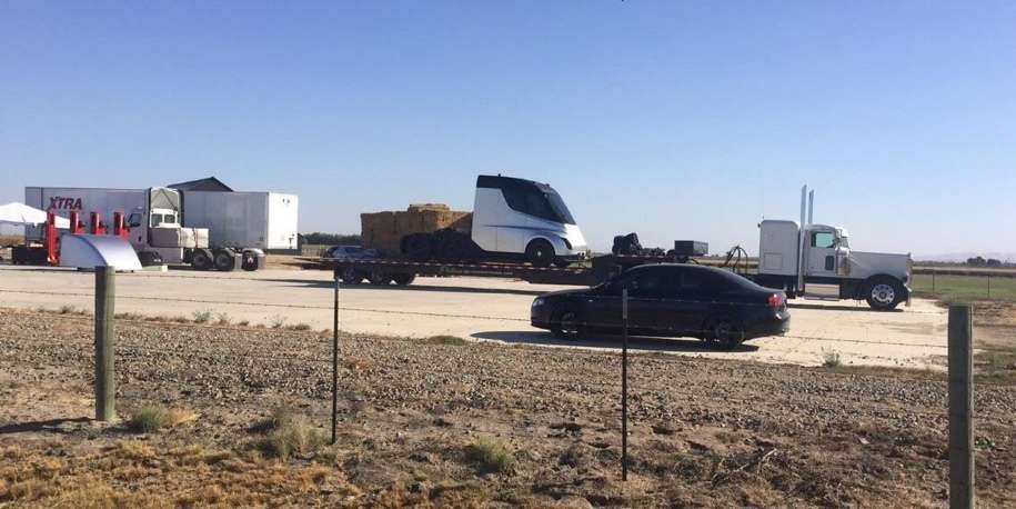 Опублікована перша фотографія вантажівки Tesla з тестів
