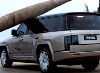 BYD YangWang U8 odolává extrémnímu nárazovému testu: padající palma