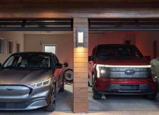 El director ejecutivo de Ford admite que la estrategia de vehículos eléctricos fue defectuosa y elogia el liderazgo inicial de Tesla