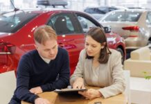 Австралійські автодилери зіштовхуються з мінімальним прибутком, оскільки споживачі довше зберігають свої автомобілі