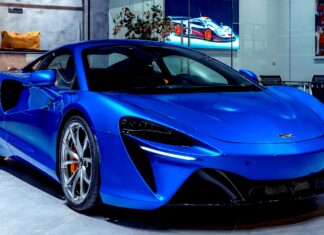 Un braquage raté : comment un agent de stationnement et un accident ont contrecarré un vol de voiture exotique