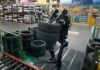 Sidewall-E: робот, Handling важкі покришки, як тюленя