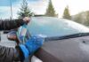 Чому цей 2-євровий спрей від зледеніння лобового скла кращий за скребки та хімічні засоби